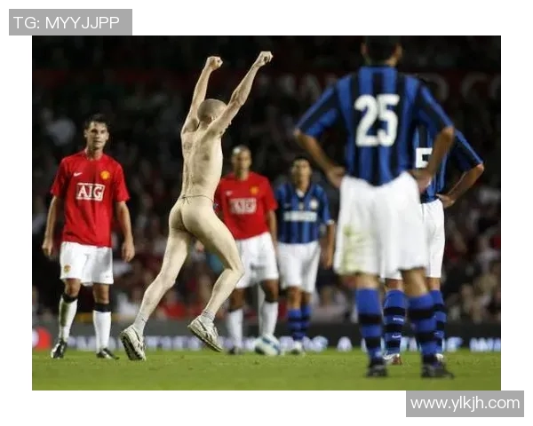 男足球明星因慈善活动裸跑引发热议展现运动员勇气与社会责任感