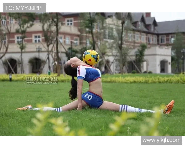 空姐在休息时间观看足球明星精彩瞬间,分享她的独特视角与感受